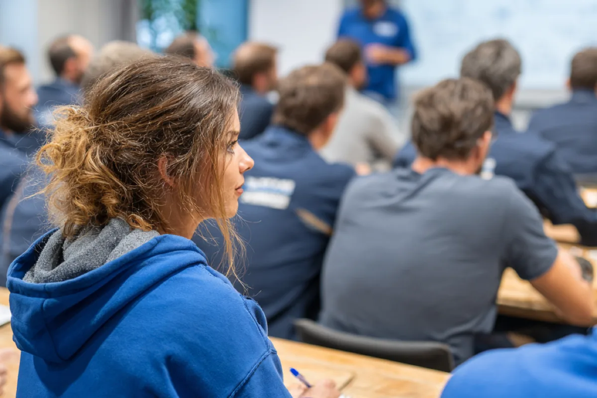 Stagiaires suivant la partie théorique d'une formation habilitation électrique